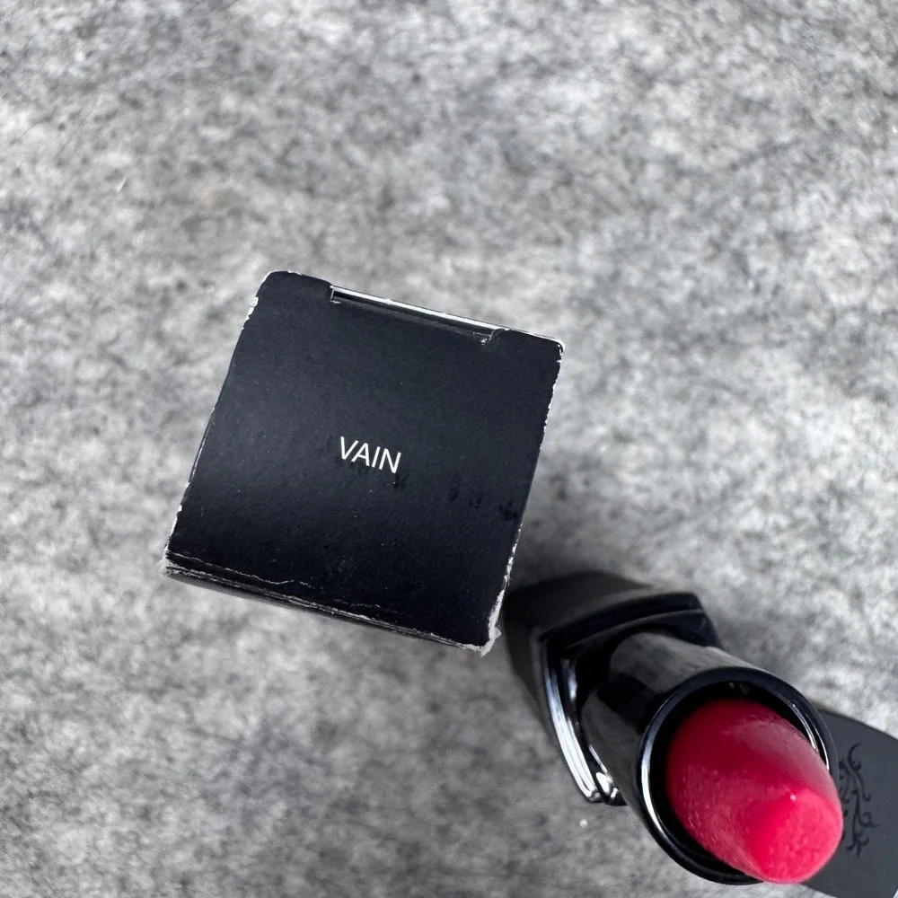 Younique Moodstruck Opulence Lipstick - Vain - Red